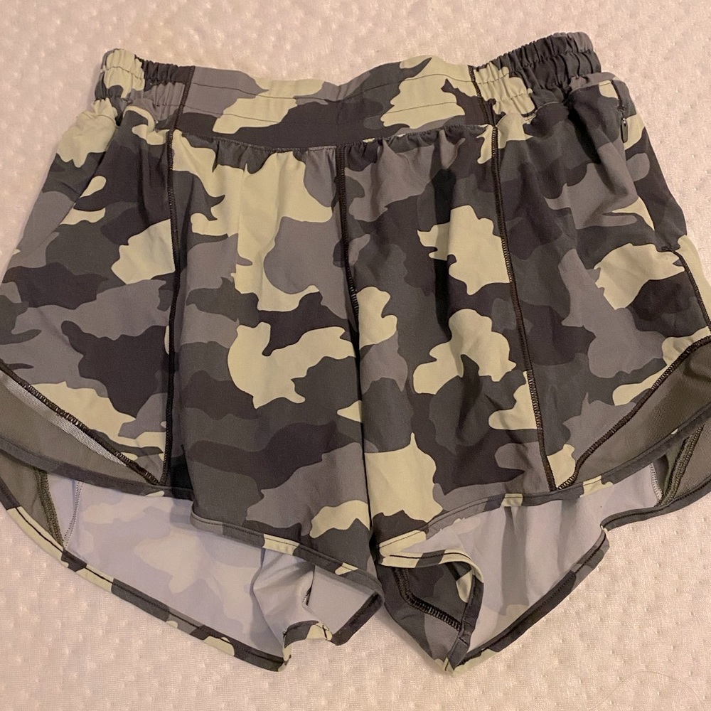 nwot camo size 6 tall lululemon shorts
